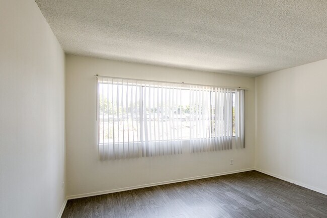 Building Photo - 17834 Burbank Blvd
