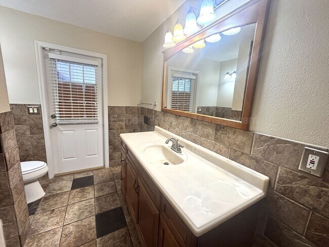 Building Photo - 1009 Terry Dr