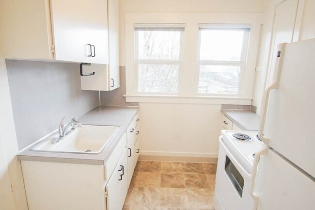 Building Photo - Lease this Beautiful Sullivan's Gulch Vint...