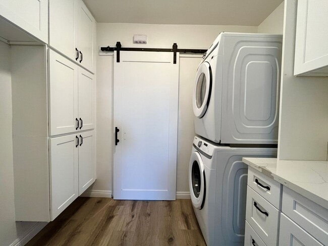 Building Photo - Completely Renovated Jem just north of Ven...