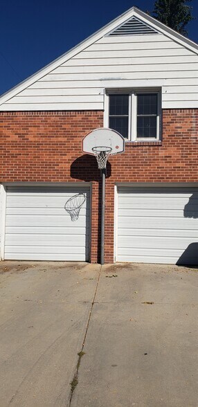 Building Photo - 901 Country Club Ave