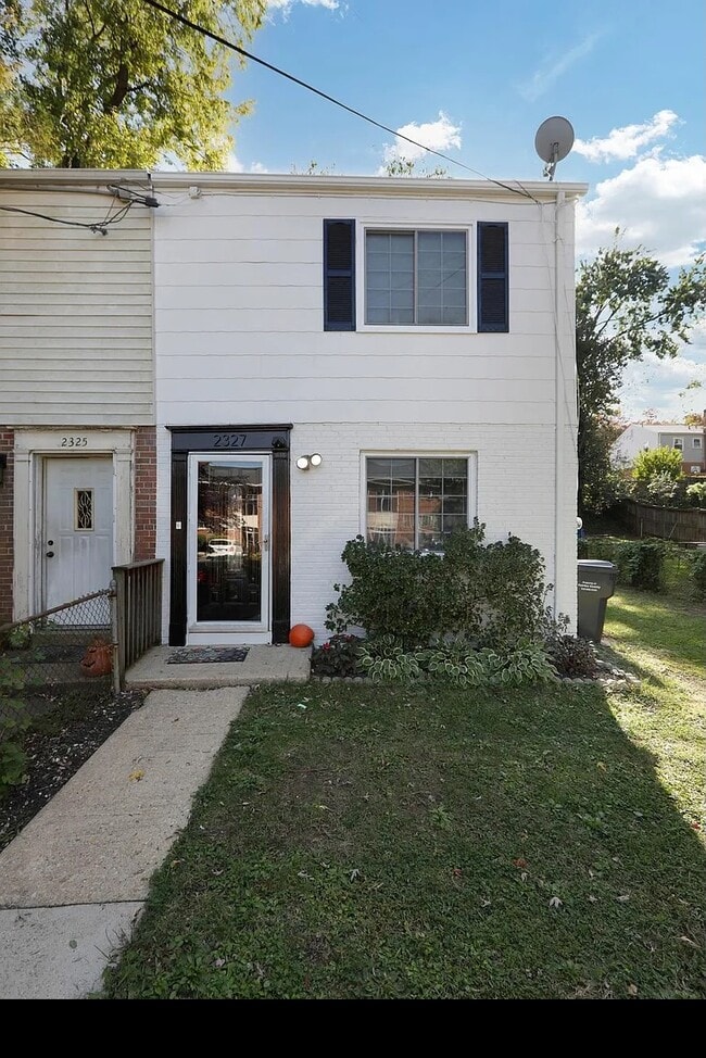 Building Photo - 2327 Glendale Terrace