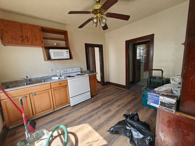 Building Photo - 422 N Maple Ave