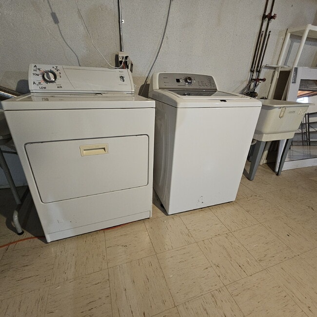 Building Photo - Updated 2 Bed Ranch Condo w/ Garage in Chesterfield, Prime Location