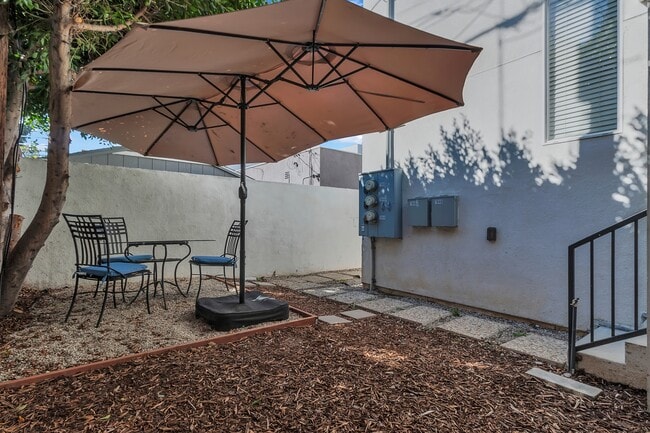 Building Photo - 1846 S Curson Ave