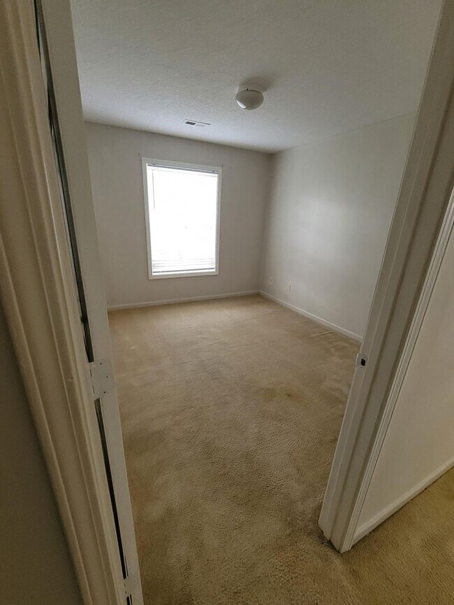 Building Photo - BEAUTIFUL SPACIOUS HOME READY TO MOVE IN !!!