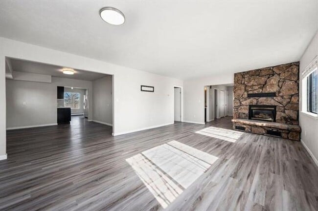 Building Photo - 3 Bed 2.5 Bath Home Available!