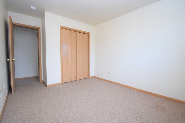 Building Photo - Townhouse-style End unit 3BD, 1.5 BA