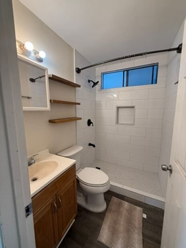 Building Photo - Unfurnished Pet Friendly 2 bed/1 bath - Wa...
