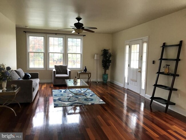 Building Photo - 2022 S Glebe Rd