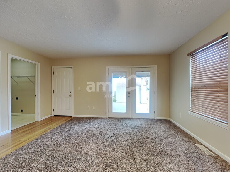 Building Photo - 260 University Dr