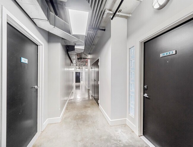 Building Photo - 2000 Bagby St