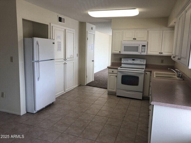 Building Photo - 26 E Duke Dr