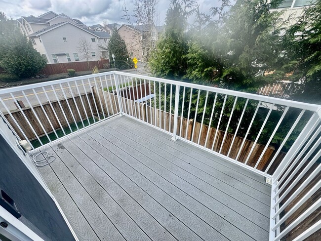 Building Photo - Everett Townhouse
