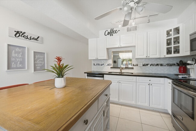 Building Photo - 3002 Portofino Isle