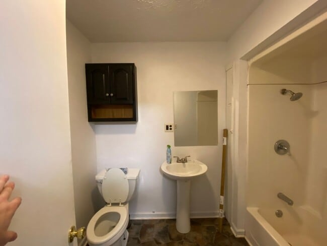 Building Photo - 2 bed - 1 bath - 1 Car Garage Duplex w/ Utilities