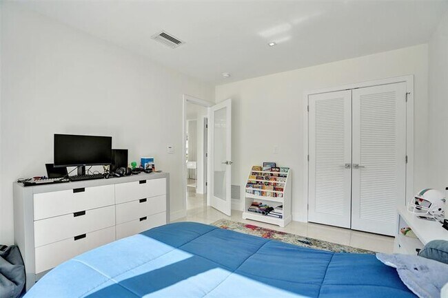 Building Photo - 2514 Yacht Club Blvd