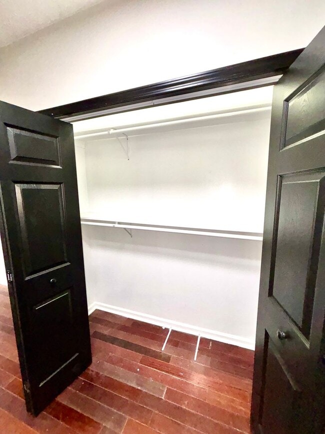 Building Photo - 5313 Johnwood- Valley View-Move In Ready!