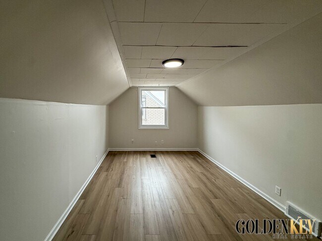 Building Photo - 3 Bed 1 Bath Lincoln Park Home