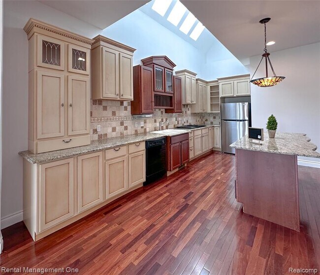 Building Photo - 5742 Putnam Dr