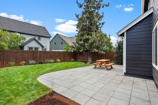 Building Photo - Beautiful SE Bend Home | Spacious Floorplan | Fenced Backyard | Near Parks & Trails