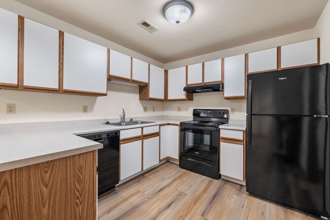 Building Photo - Condo Style Upper 2 bedroom 2 bathroom Apartment Available