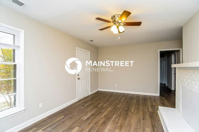 Building Photo - 3 Bedroom Pet-Friendly Home in Charlotte, NC with Main Street Renewal