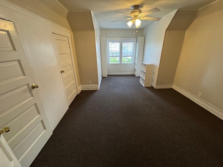 Building Photo - 1124 W 37th Pl