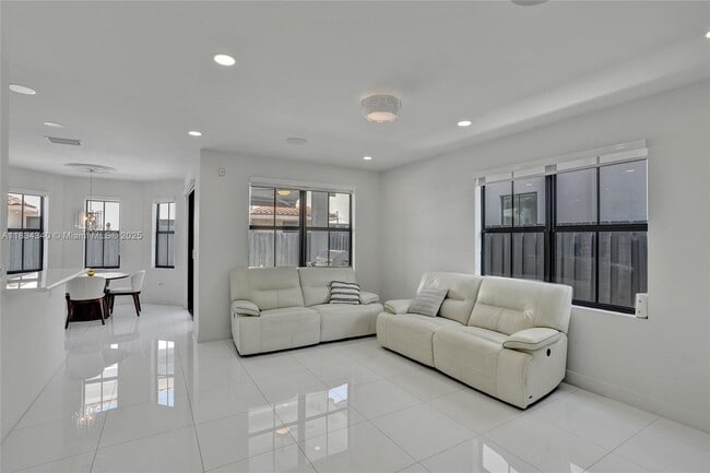 Building Photo - 1007 NW 99th Ct