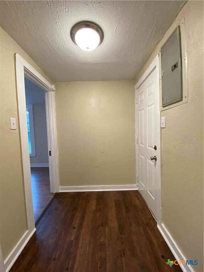 Building Photo - 904 N Main St