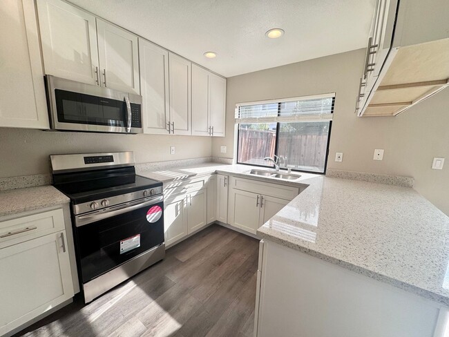 Building Photo - Gorgeously Remodeled 3bed 2.5 Bath home in...