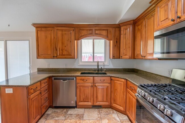 Building Photo - Charming 3-Bedroom Home with Spacious Fenced Yard in Prime Location