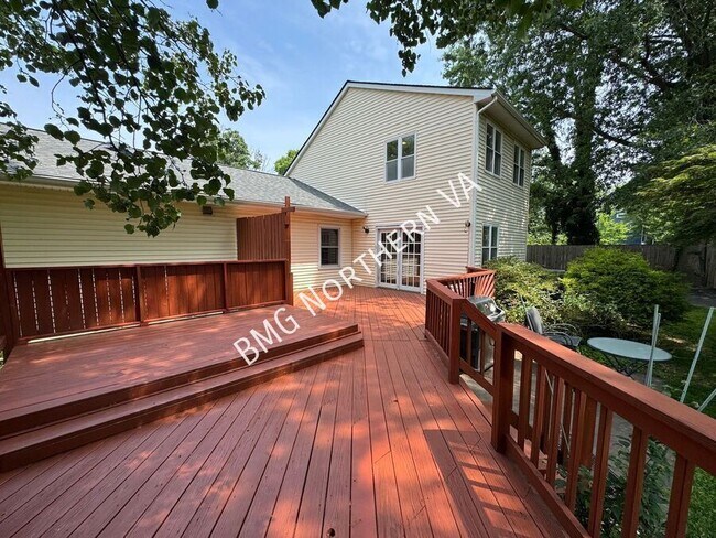 Building Photo - 8903 Tudor Ln