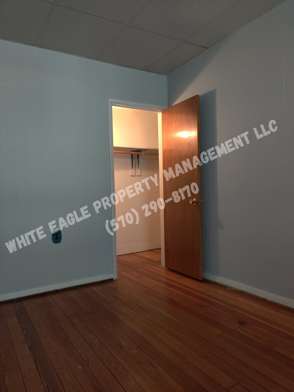 Building Photo - 915 W Elm St