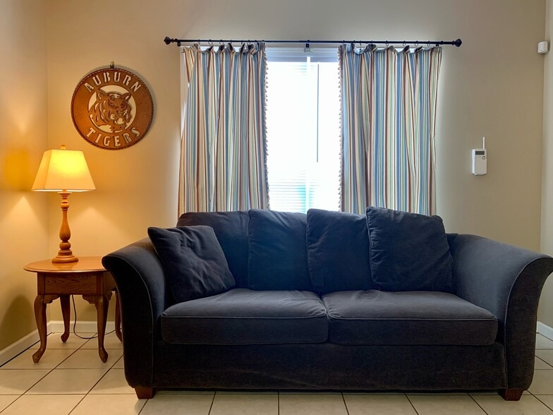 Living - 423 N Donahue Dr