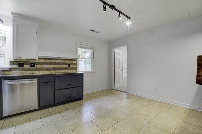 Building Photo - 221 Forest Cir