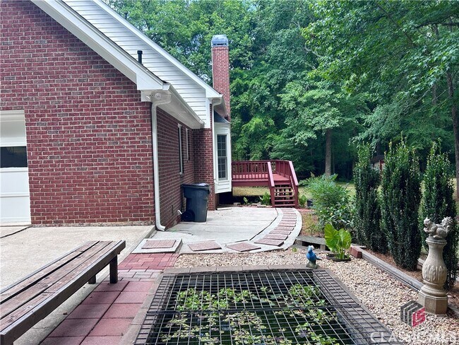 Building Photo - 120 Cedar Springs Pl