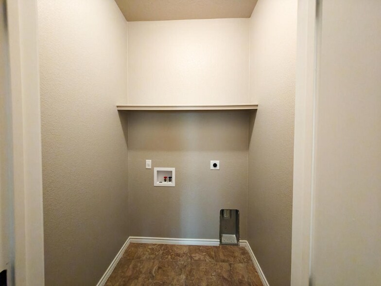 Building Photo - 701 Sladecek Dr