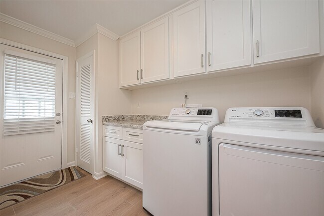 Building Photo - 10306 Bob White Dr