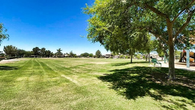 Building Photo - 512 E Rainbow Dr