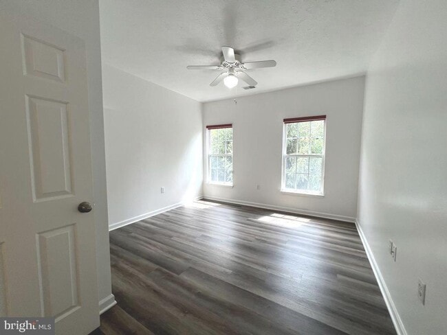 Building Photo - Beautiful 2 bedroom 2 baths condo in the gated community of Chestnut Point.