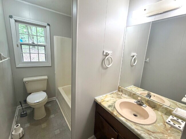 Building Photo - Check out this lovely 4 sided brick home located in Pine Mountain, GA