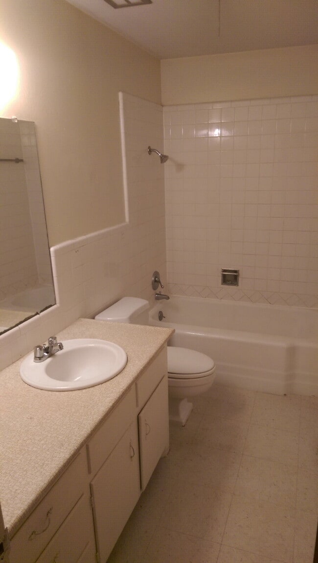 Building Photo - Cute & Quaint Duplex Located Across from A...