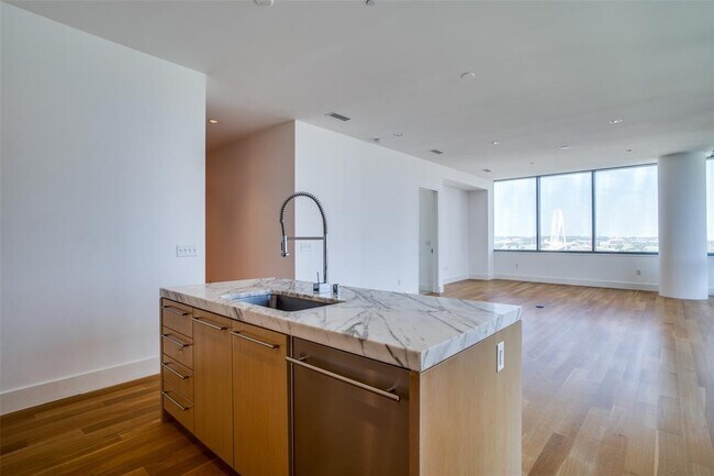 Building Photo - 2200 Victory Ave