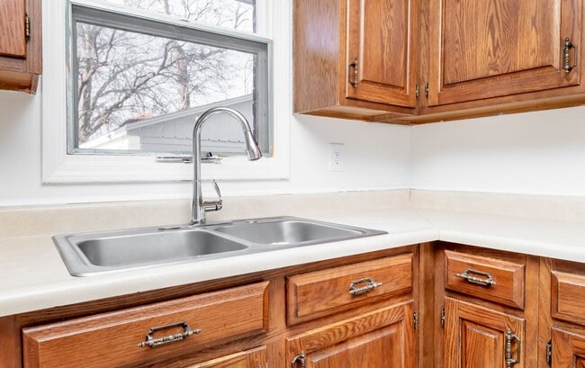 Building Photo - 4BR/2Ba house- Ready for new occupant!