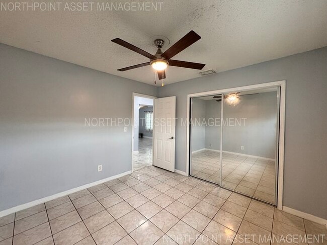 Building Photo - 2 Spacious Bedrooms and 2 Modern Bathrooms...