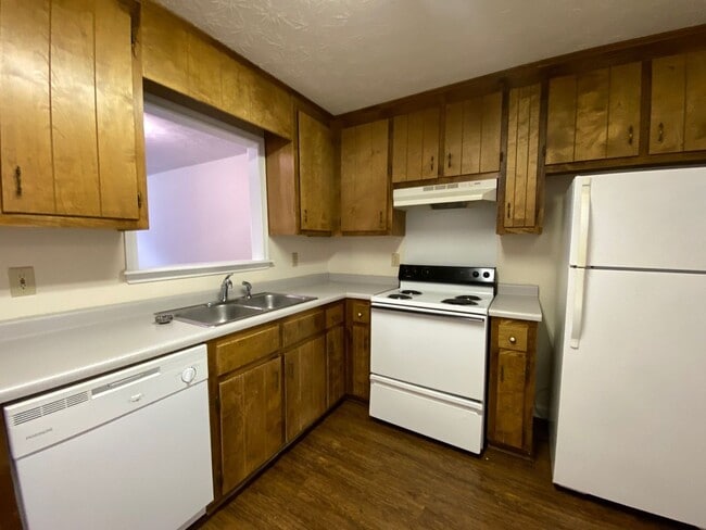 Building Photo - PRE LEASING AUGUST 2026!