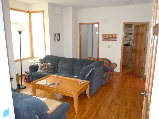 Building Photo - Beautiful 5 Bedroom In Como available Sept...