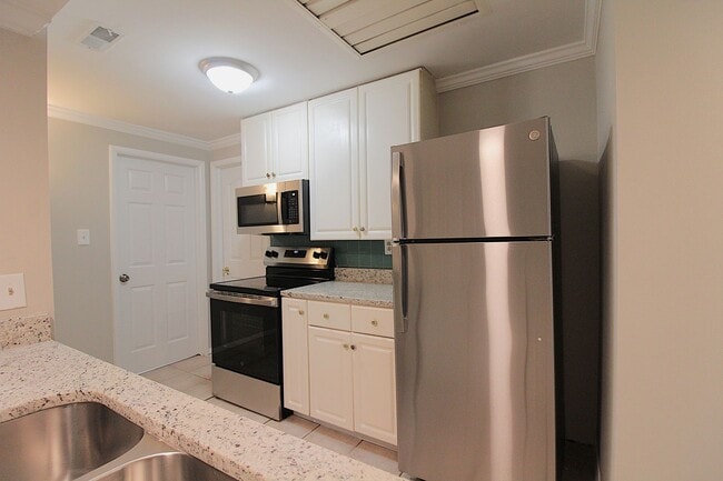 Building Photo - Charming 2 Bedroom, 1 Bath Home on Quiet C...