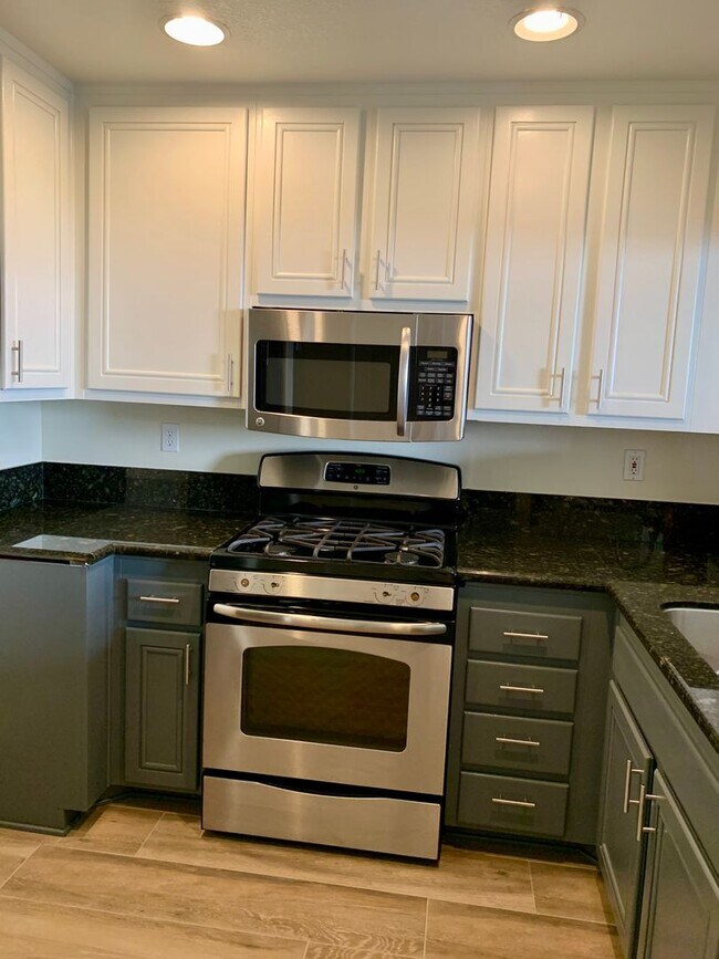 Building Photo - Remodeled 3 bedroom townhome in Aliso Viejo